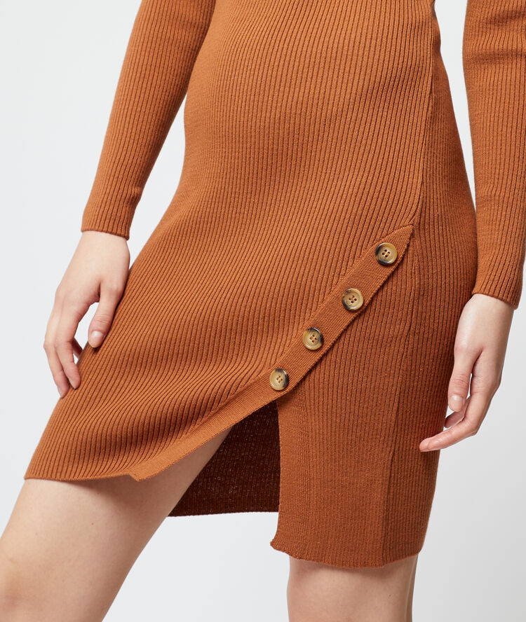Vestido abotonado tierra.