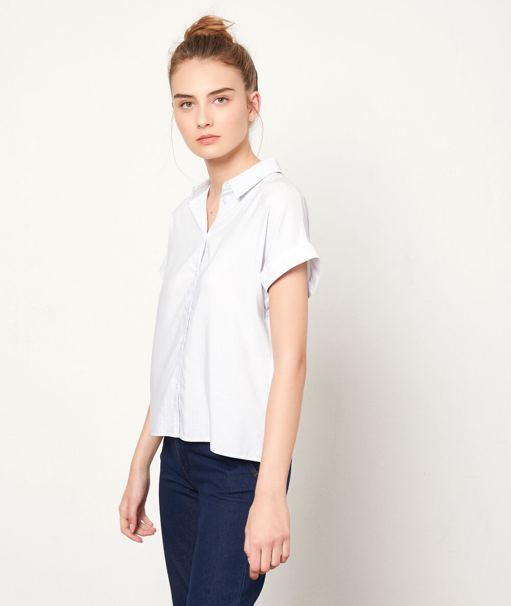 Camisa finas rayas azul cielo.