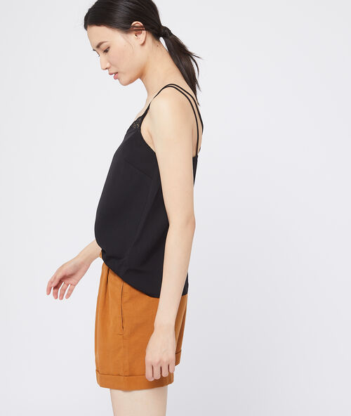 Camisola escotada de encaje negro.