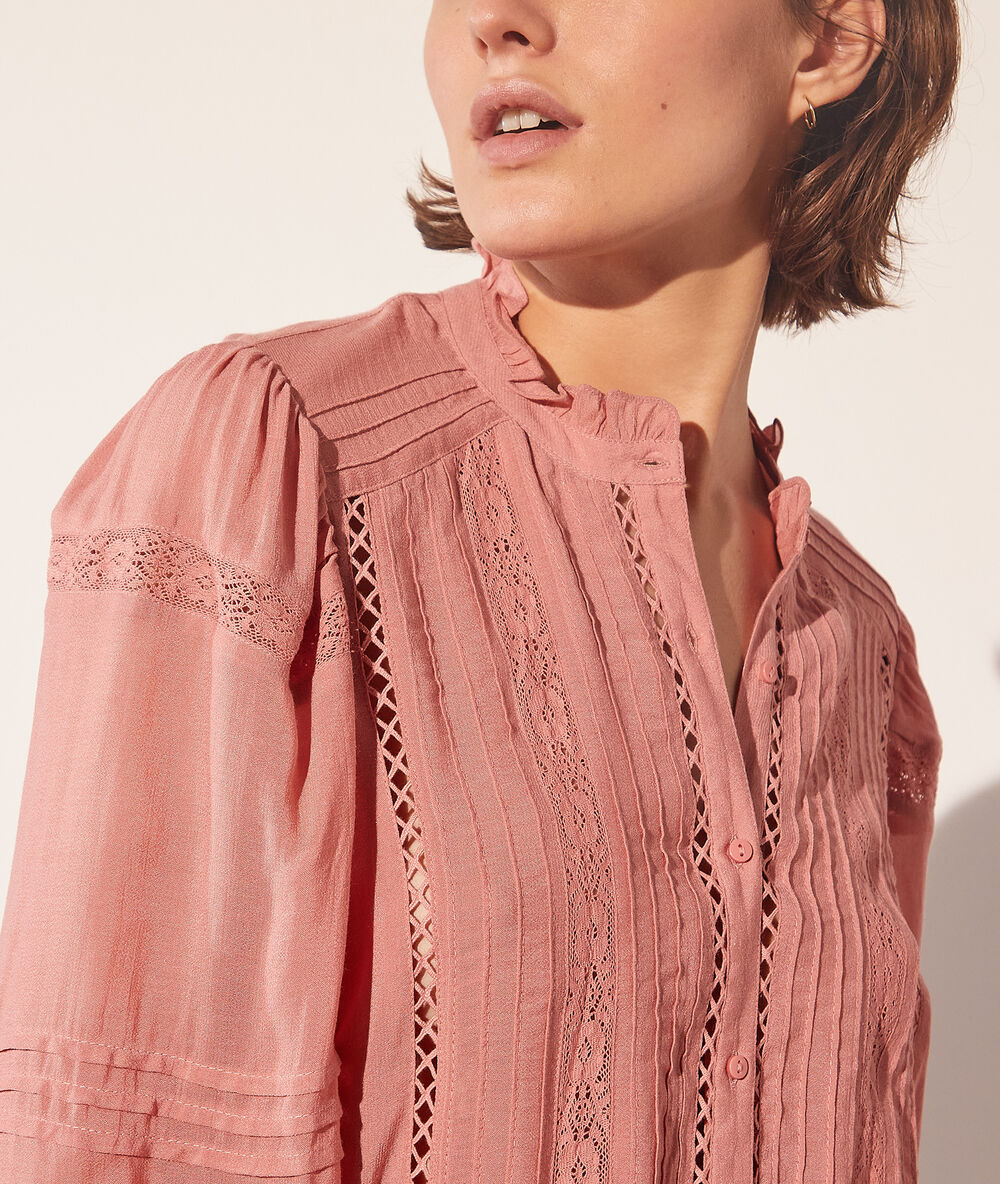 Camisa con motivos de encaje rosa viejo.