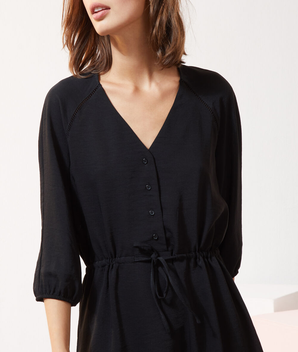 Vestido liso negro.