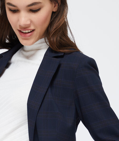 Chaqueta de sastre a cuadros azul marino.
