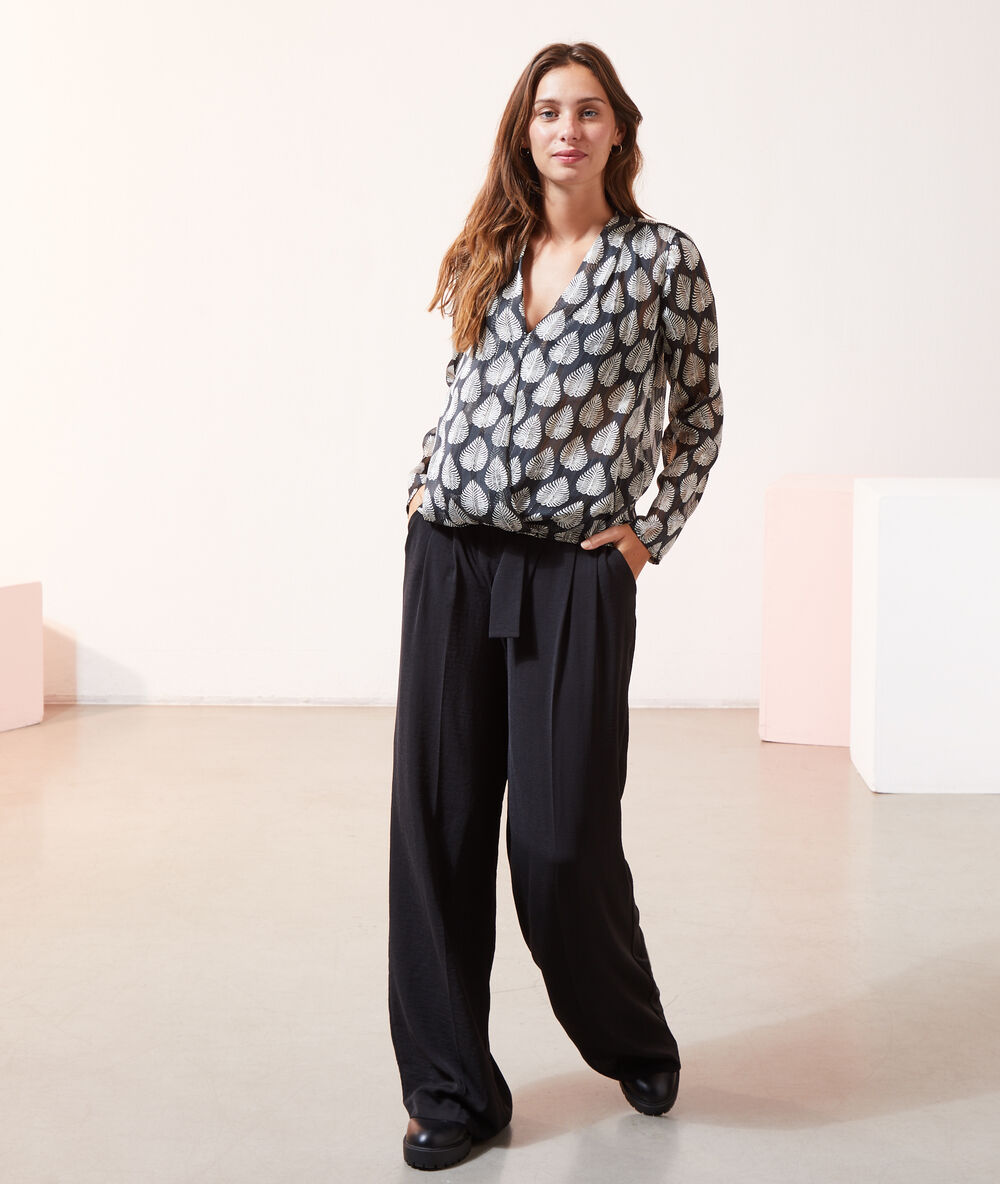 Blusa escote cruzado negro.