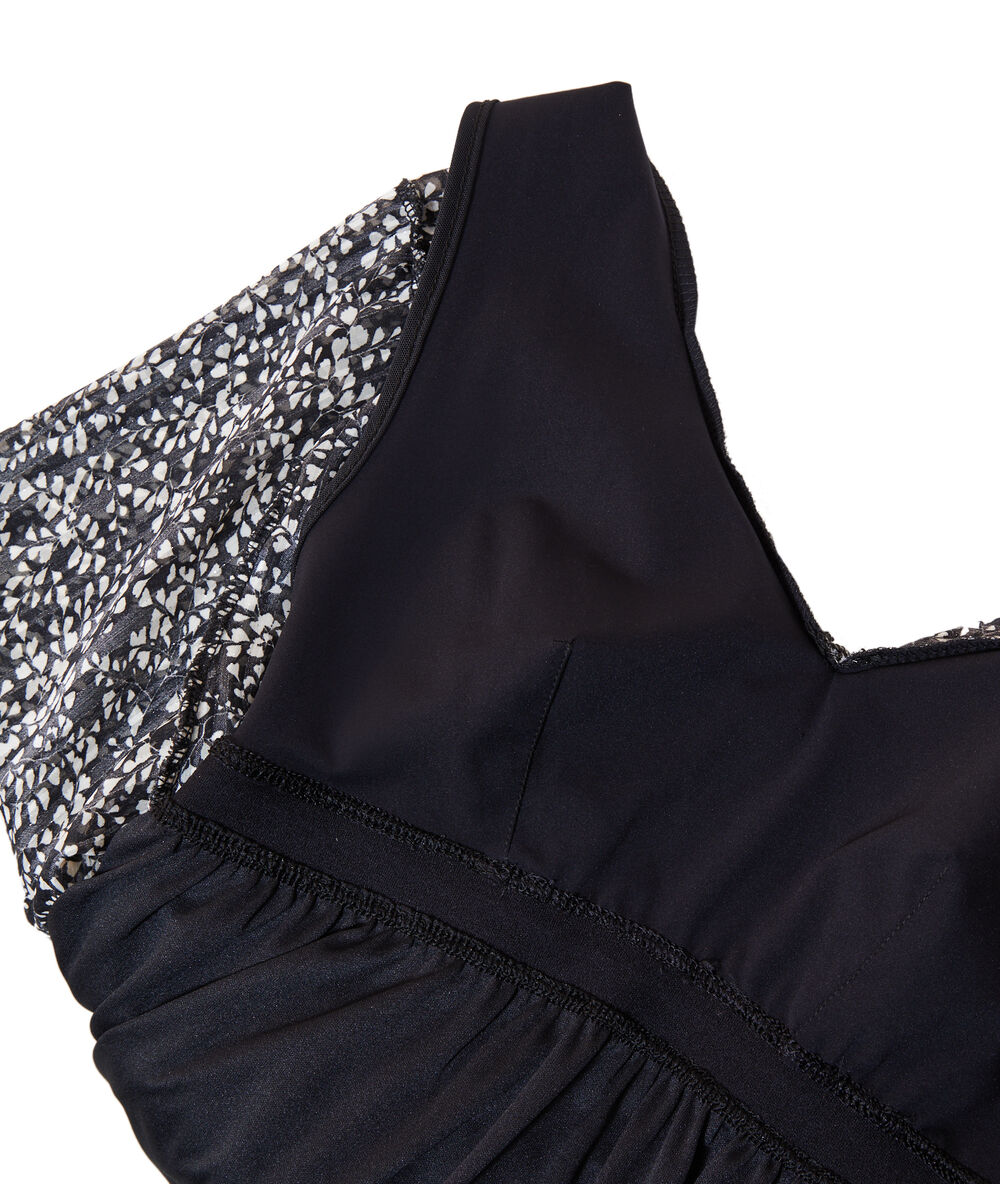 Vestido holgado, top integrado negro.
