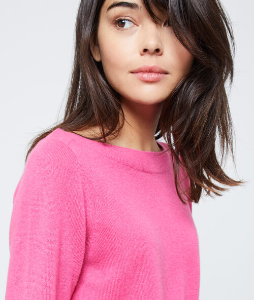 Pull col bateau en cachemire fuchsia.