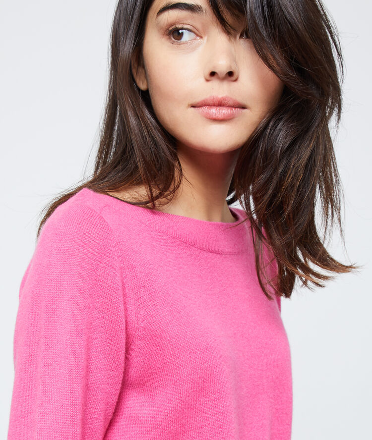 Suéter cuello de barco de cachemir fucsia.