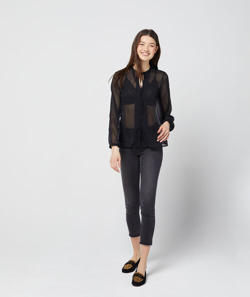 Blusa anudada en plumetis azul marino.