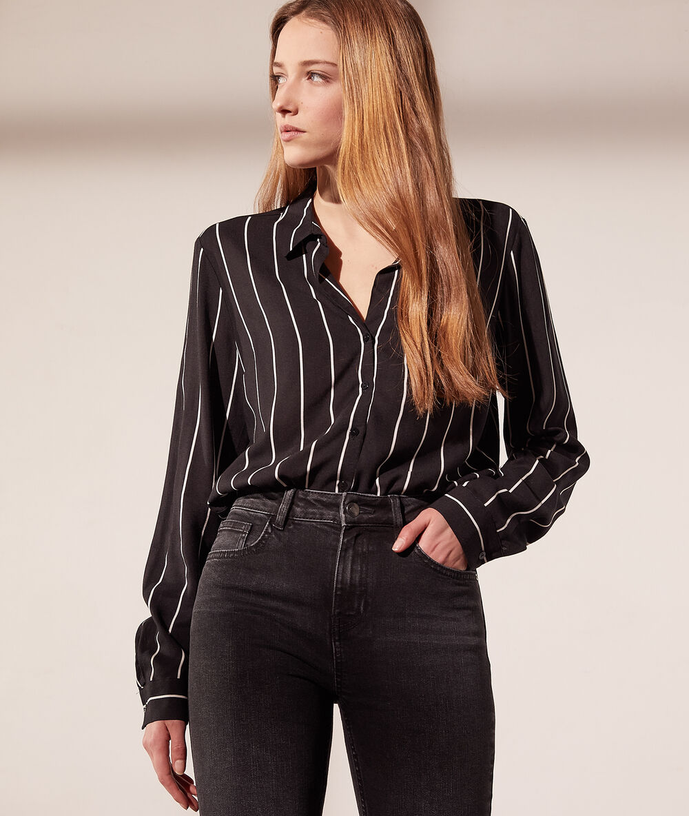 Camisa estampado de rayas negro.