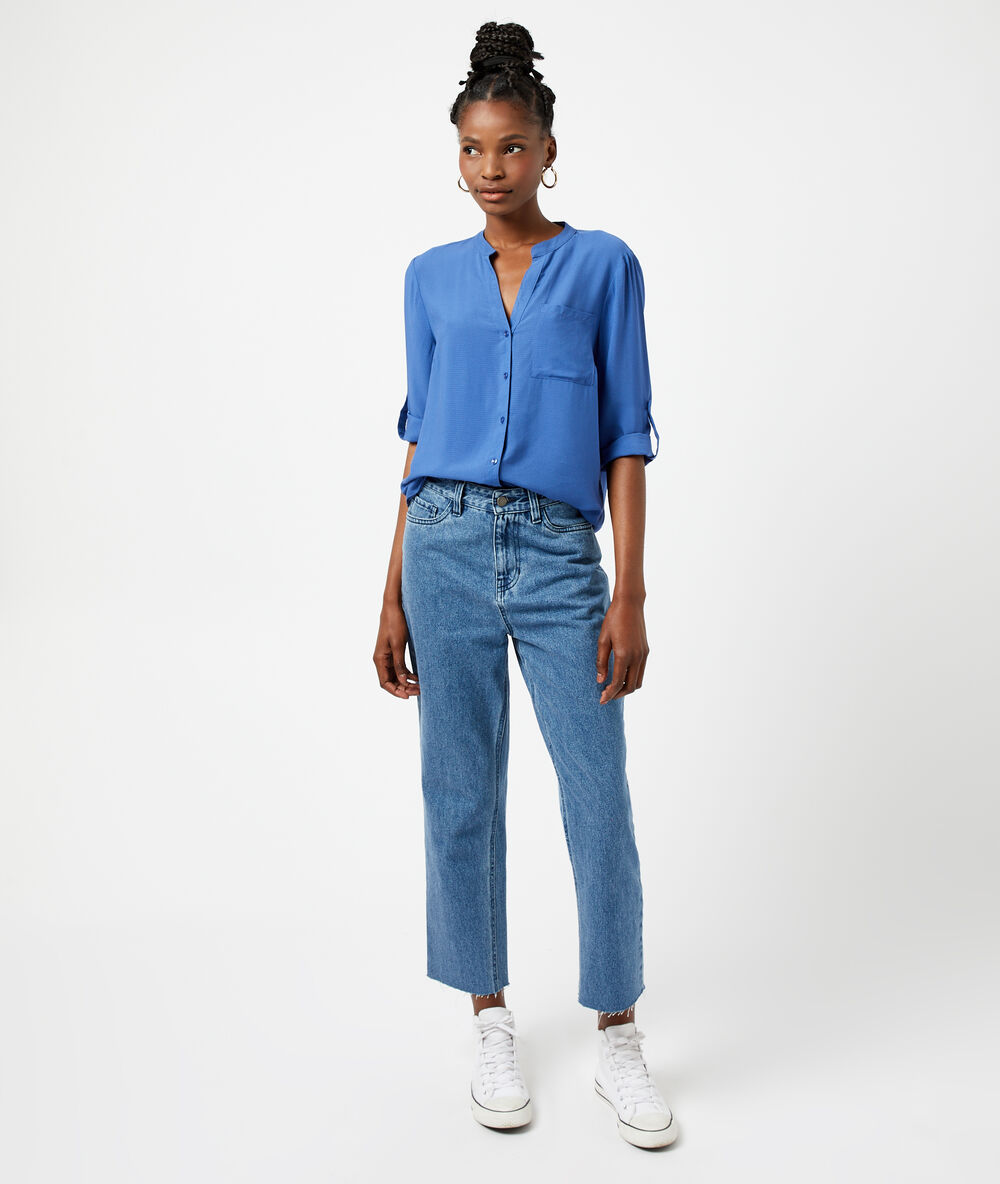Blusa lisa azul.