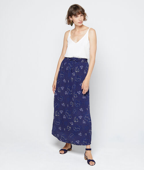 Falda larga estampado floral azul marino.