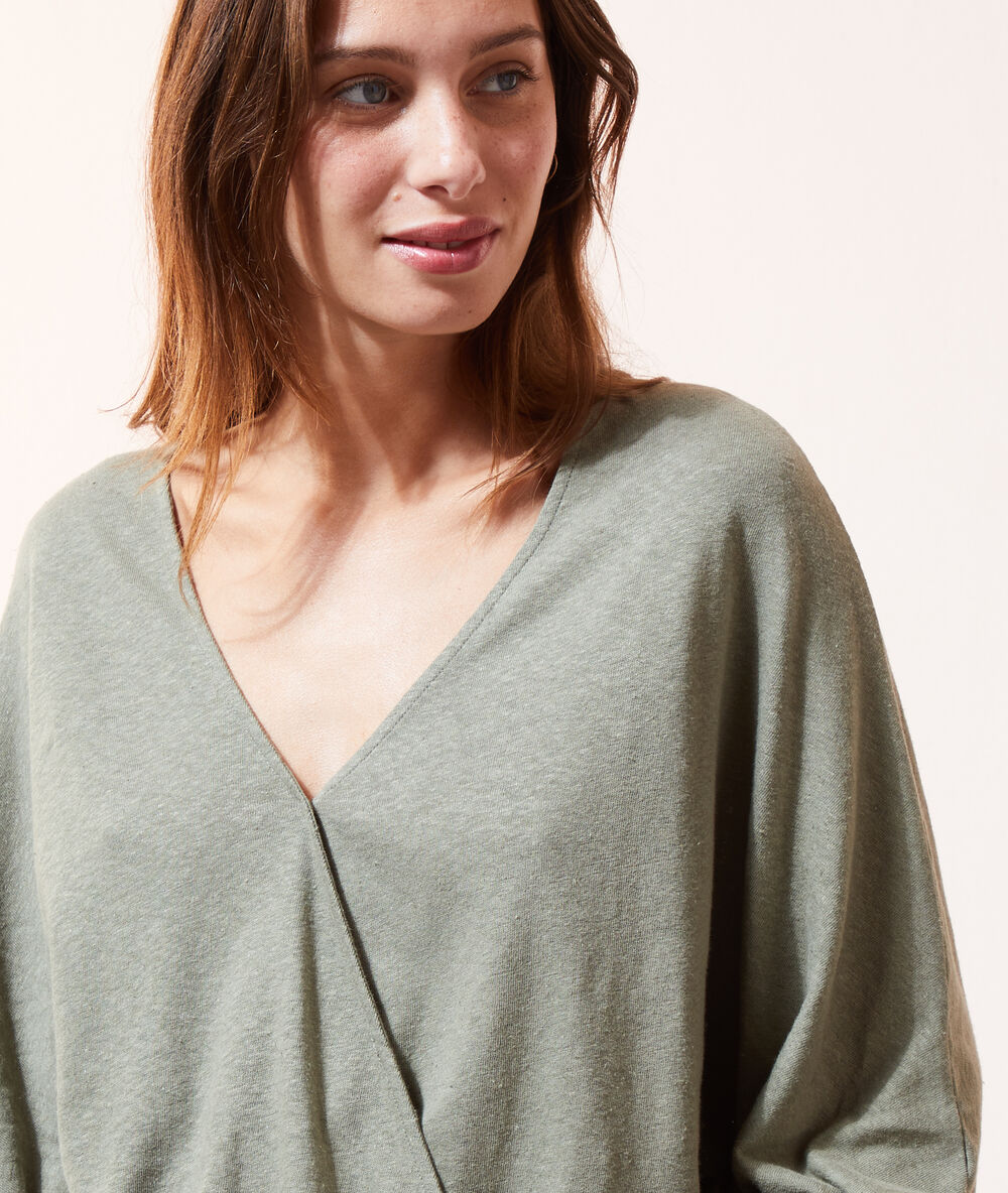 Blusa manga larga escote cruzado caqui.