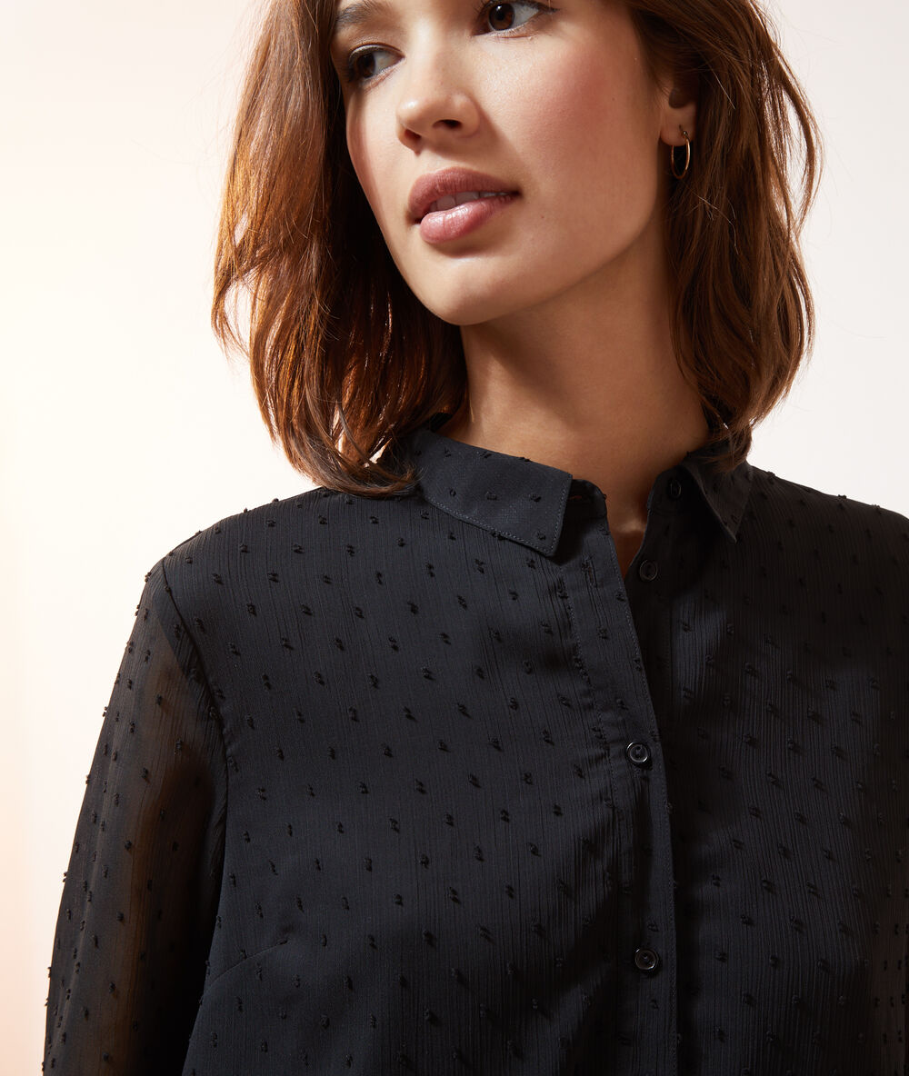 Vestido camisero plumetis negro.