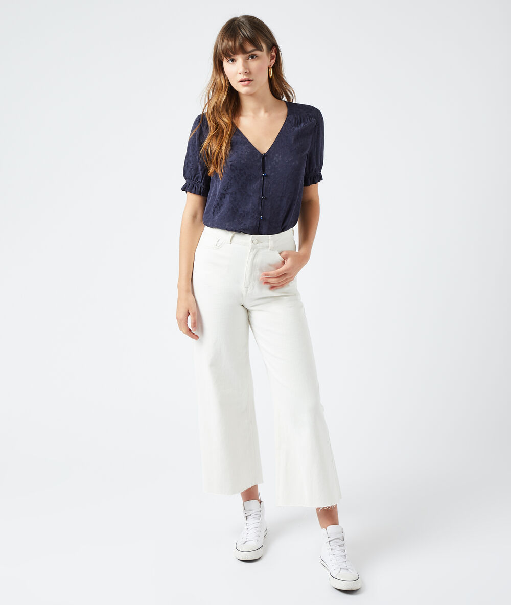 Blusa estampado floral azul marino.