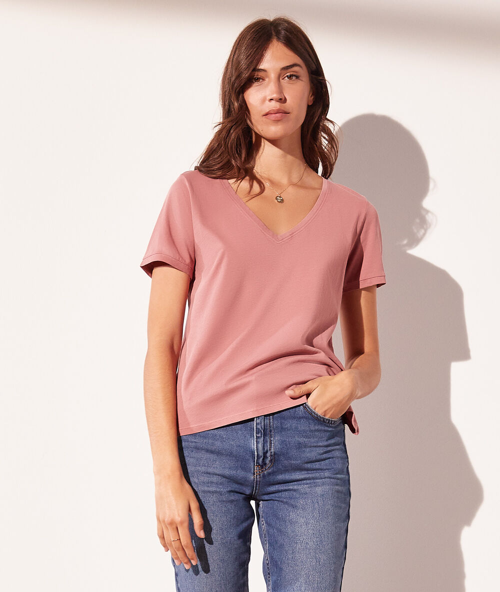 Camiseta escote en v rosa pálido.