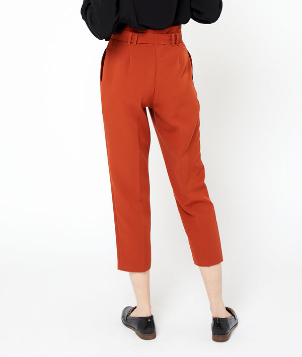 Pantalón talle alto con cinturón Pantalón talle alto con cinturón