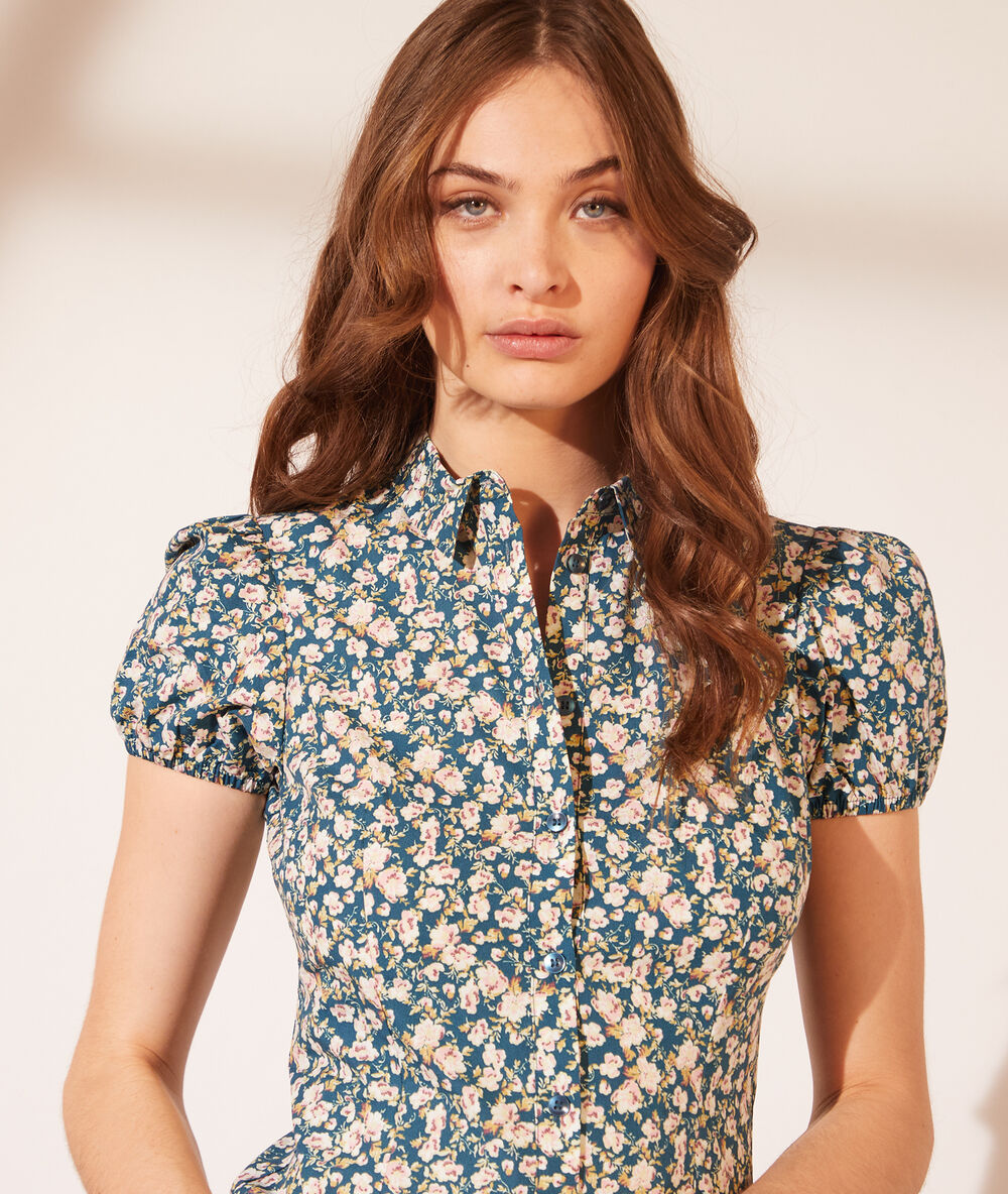 Vestido camisero estampado azul real.
