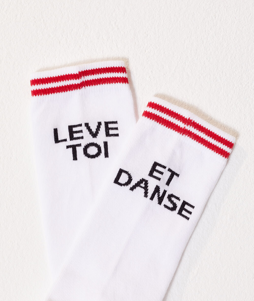 Calcetines con mensaje blanco.