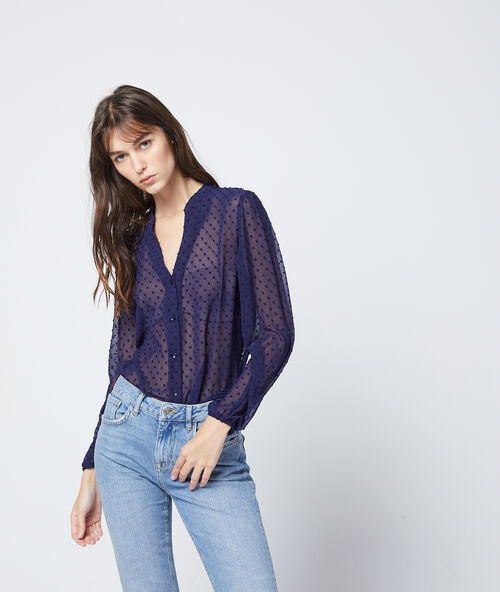 Blusa calada azul marino.