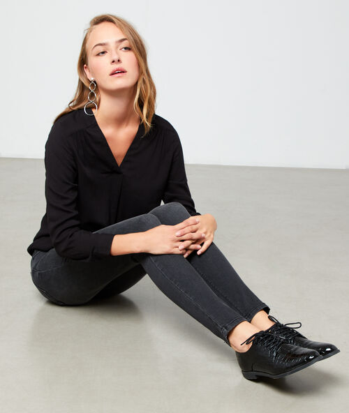 Blusa cuello en v negro.