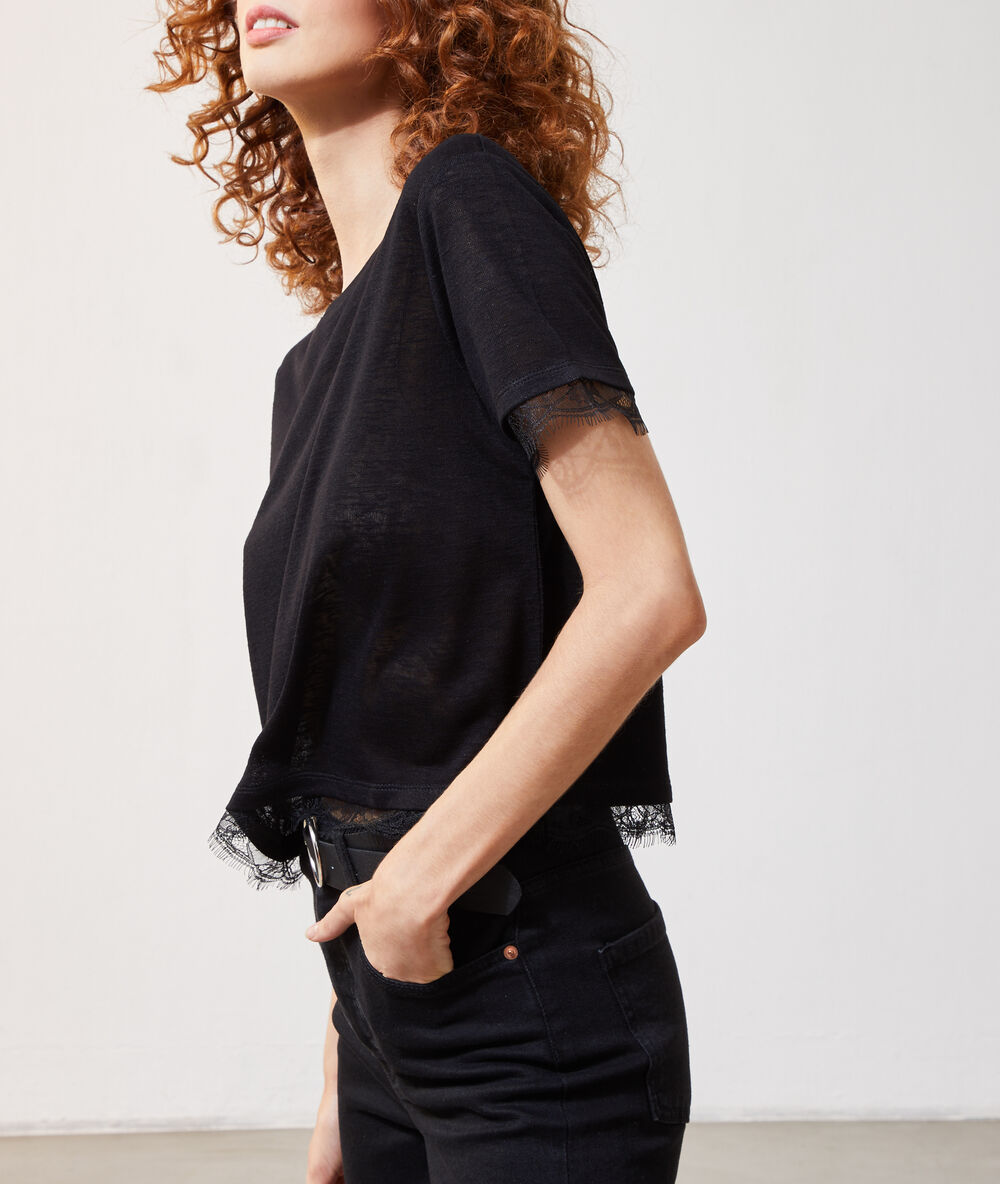 Camiseta con motivos de encaje negro.
