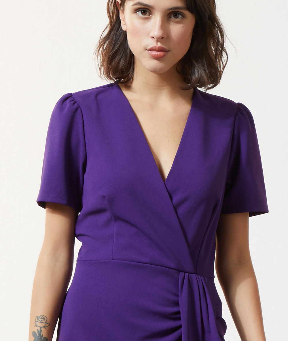 Vestido corto, escote cruzado violeta.