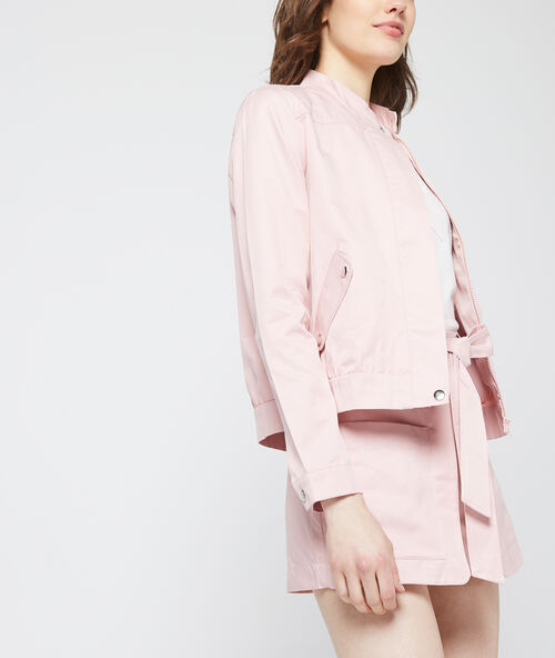 Vestido corto con franjas de encaje rosa.