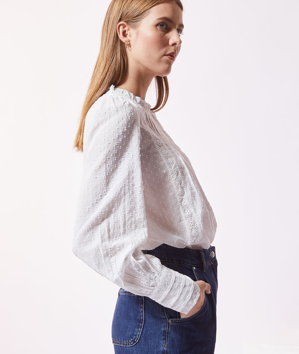 Blouse en dentelle à manches longues ecru.