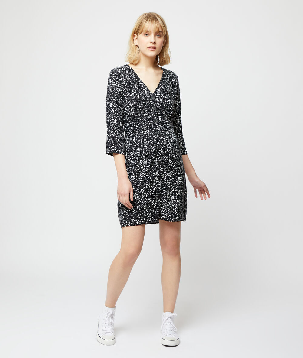 Vestido abotonado con estampado de corazones negro.