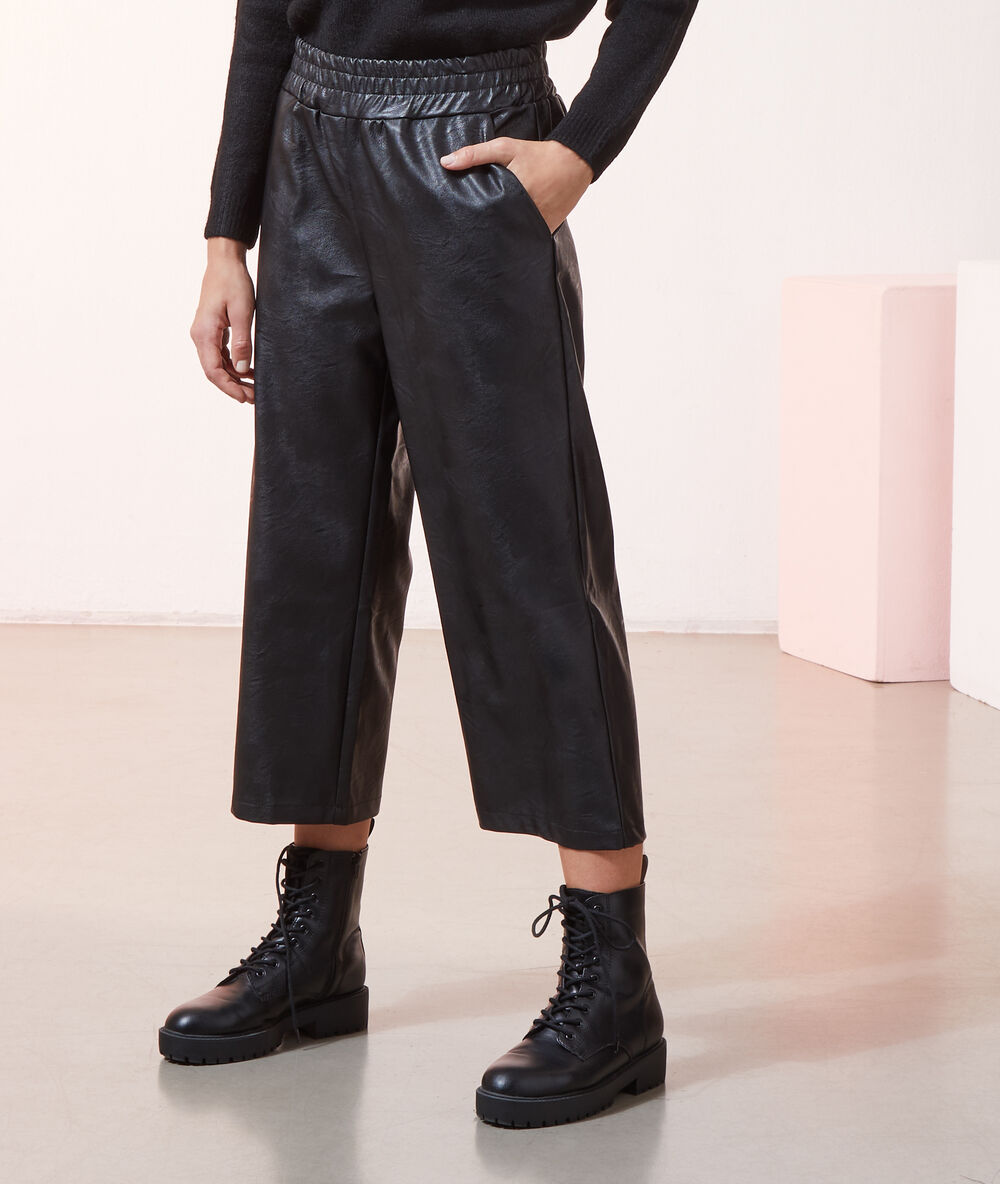 Pantalón 7/8, efecto piel negro.