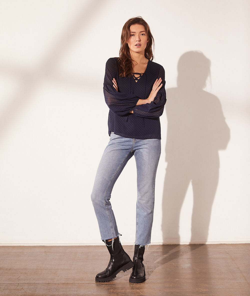 Blusa tul plumetis mangas abullonadas azul marino.