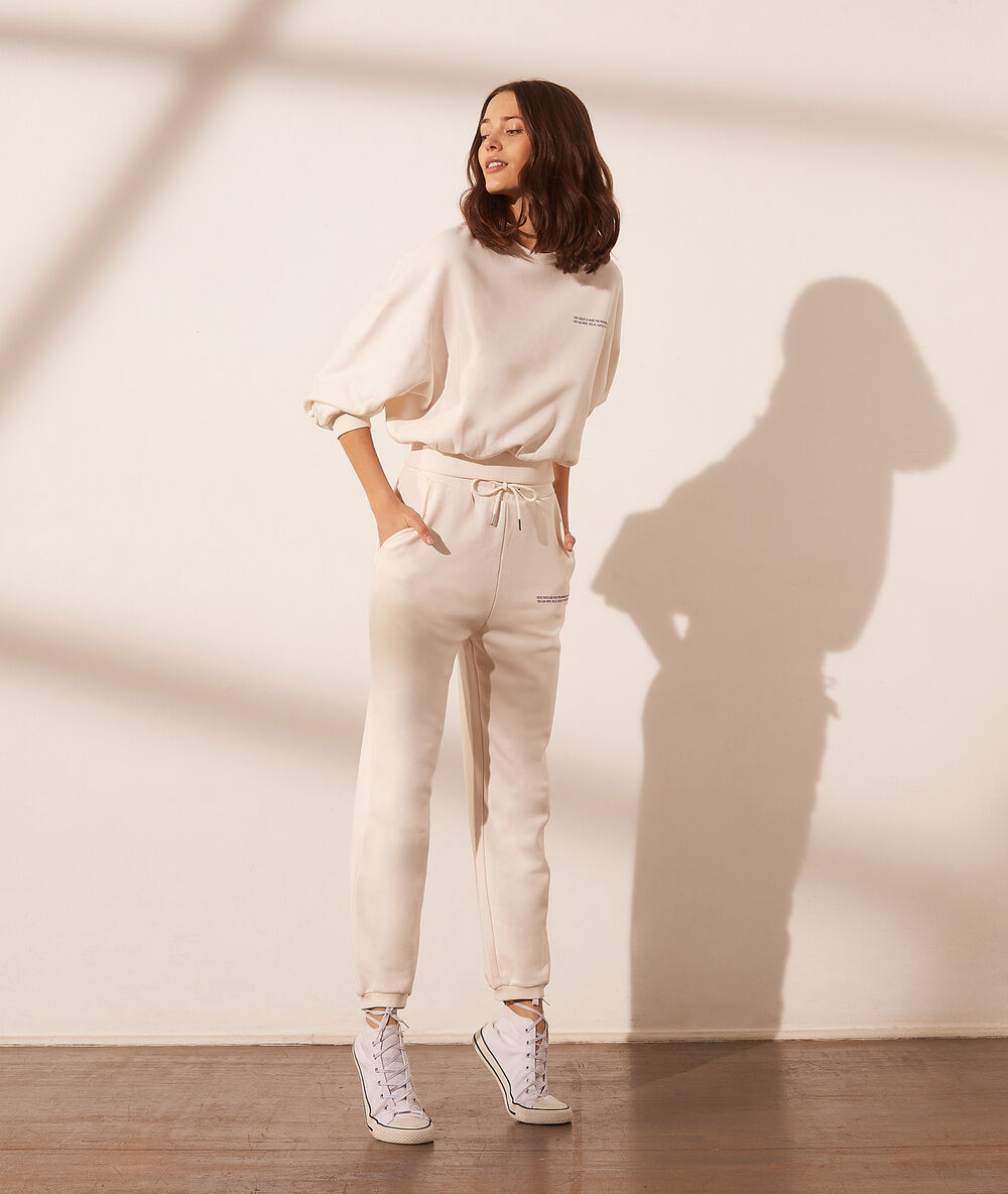 Pantalón jogger crudo.