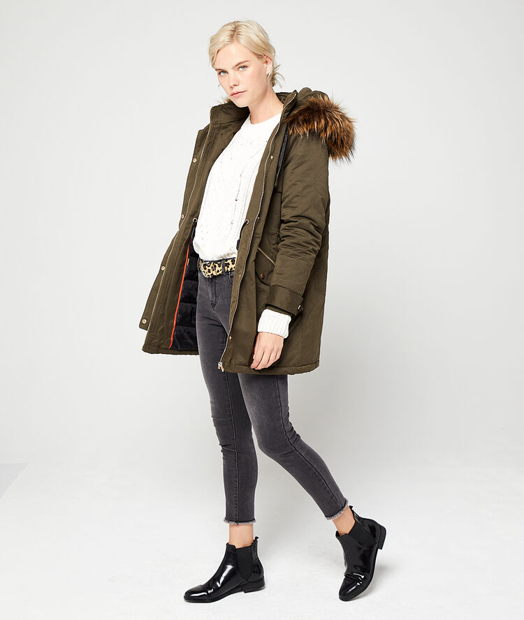 Parka forrada con capucha caqui.