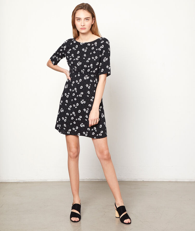 Vestido corto estampado floral negro.