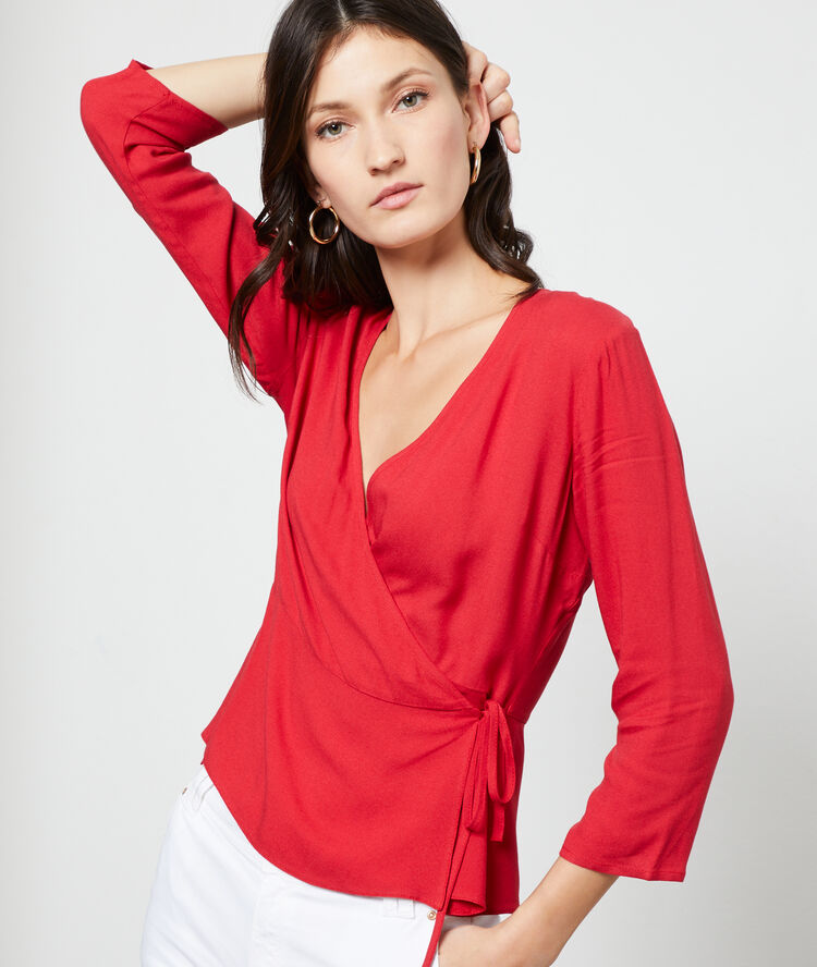 Blusa cruzada carmín.