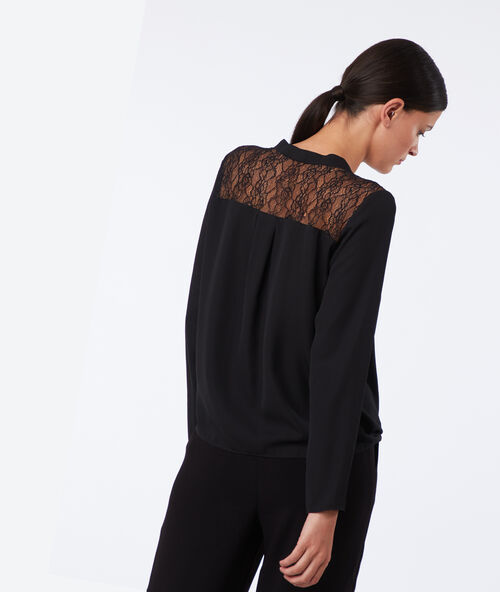 Blusa con detalles de encaje negro.