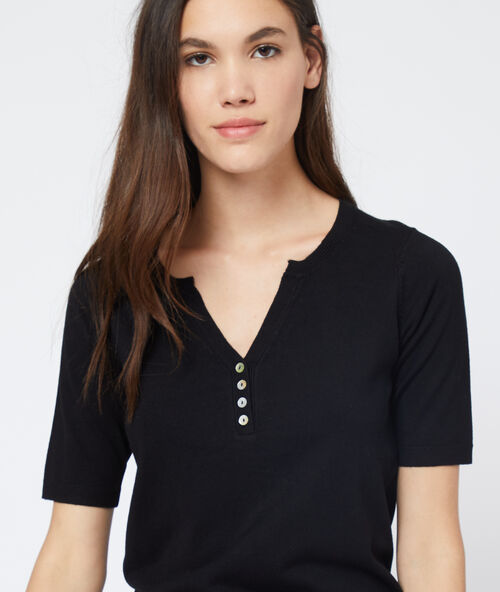 Su&eacute;ter de manga corta negro.