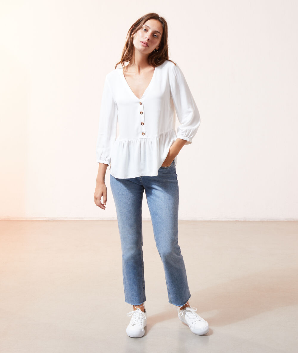 Blusa con volantes y botones crudo.