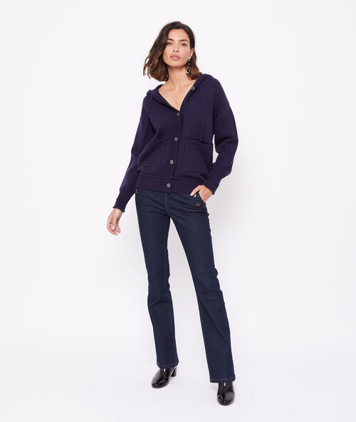 Chaqueta con capucha de punto grueso azul marino.