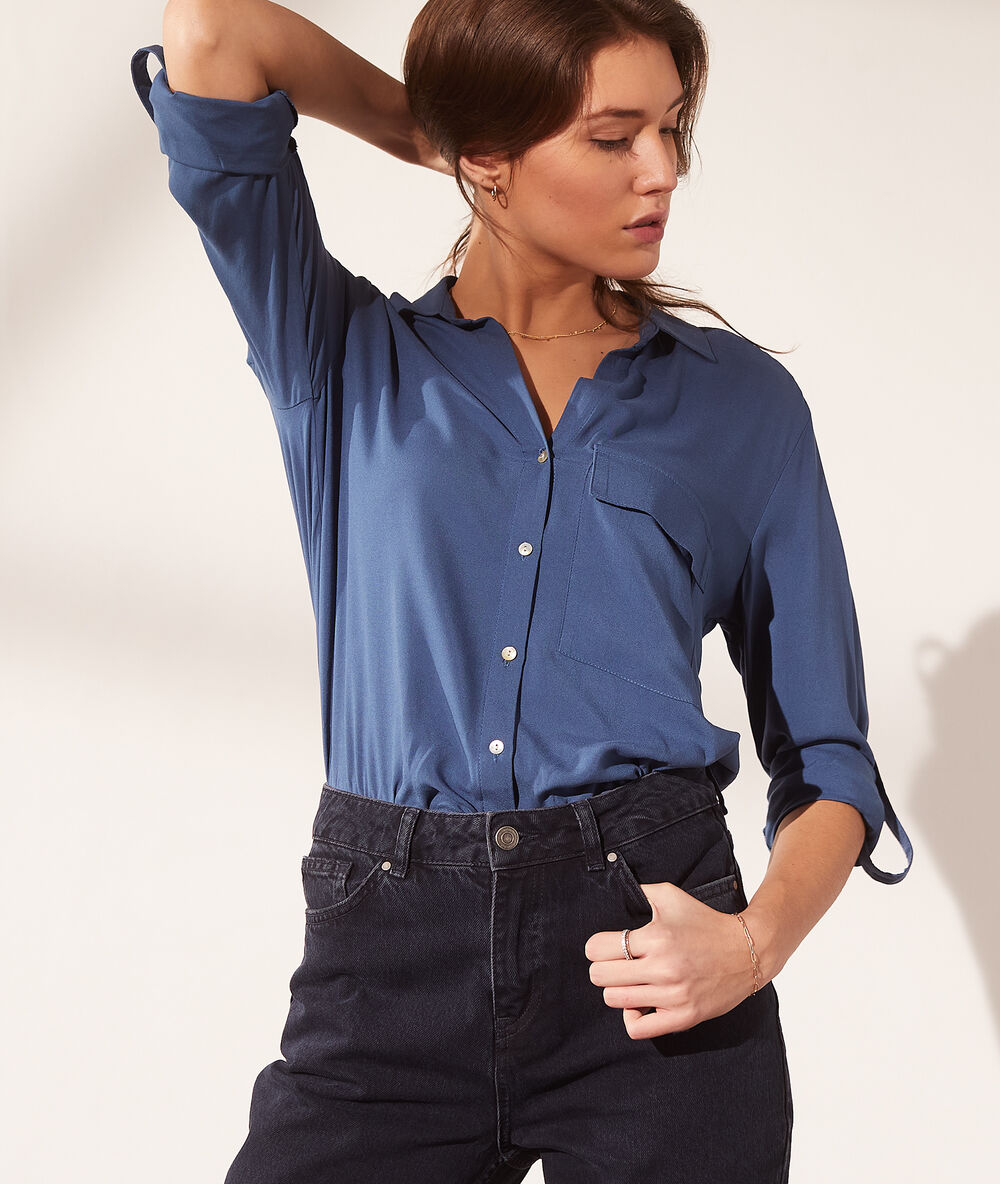 Camisa con bolsillo azul.