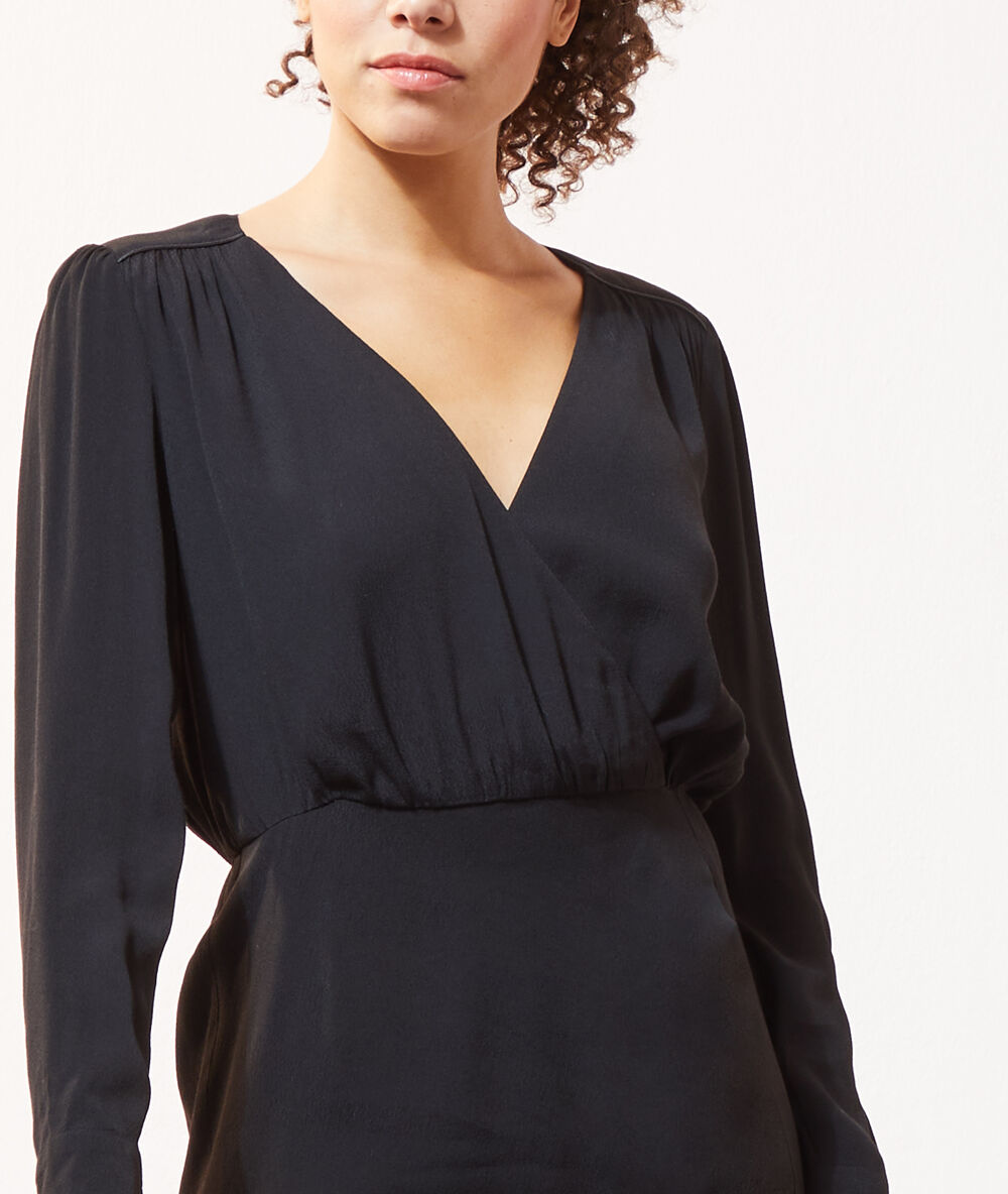 Robe cache-coeur noir.