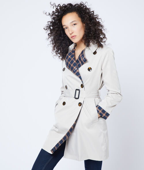 Trench con reverso de cuadros c.camel.