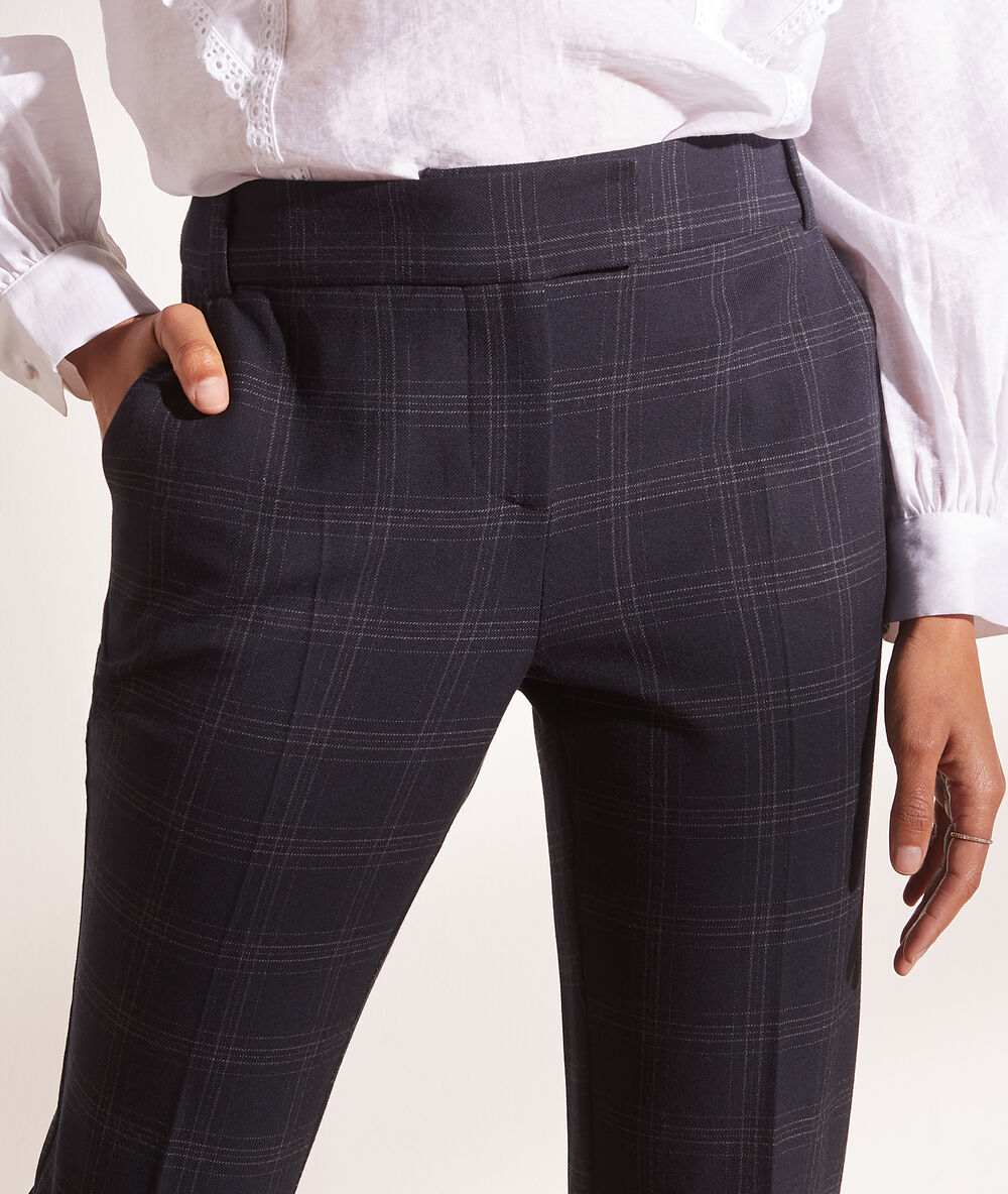 Pantalón estampado de cuadros azul marino.