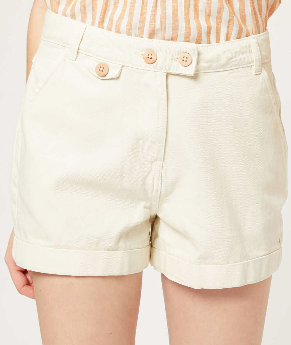 Pantalón corto con pinzas crudo.