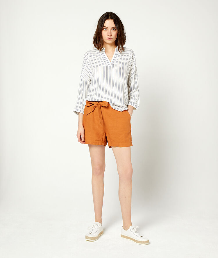 Blusa a rayas azul marino.