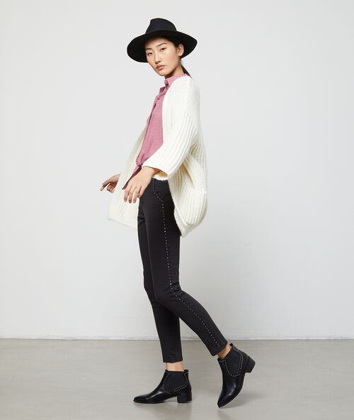 Camisa anudada con estampado jacquard rosa.