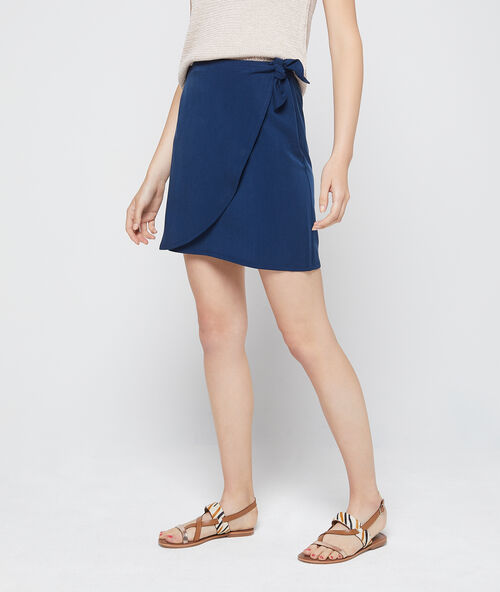 Falda cruzada de tencel azul.