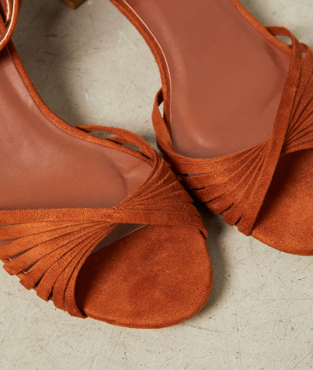 Sandalias con tacón savana.