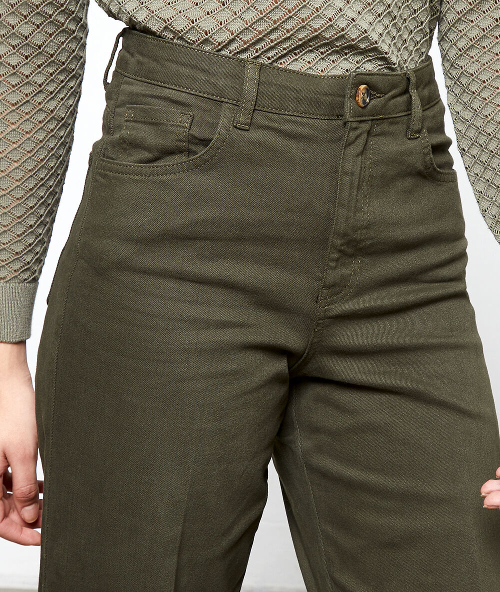 Pantalón ancho caqui.