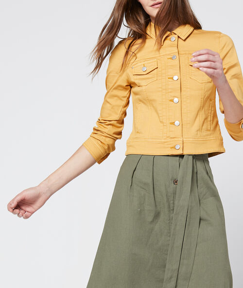 Chaqueta corta con botones amarillo.