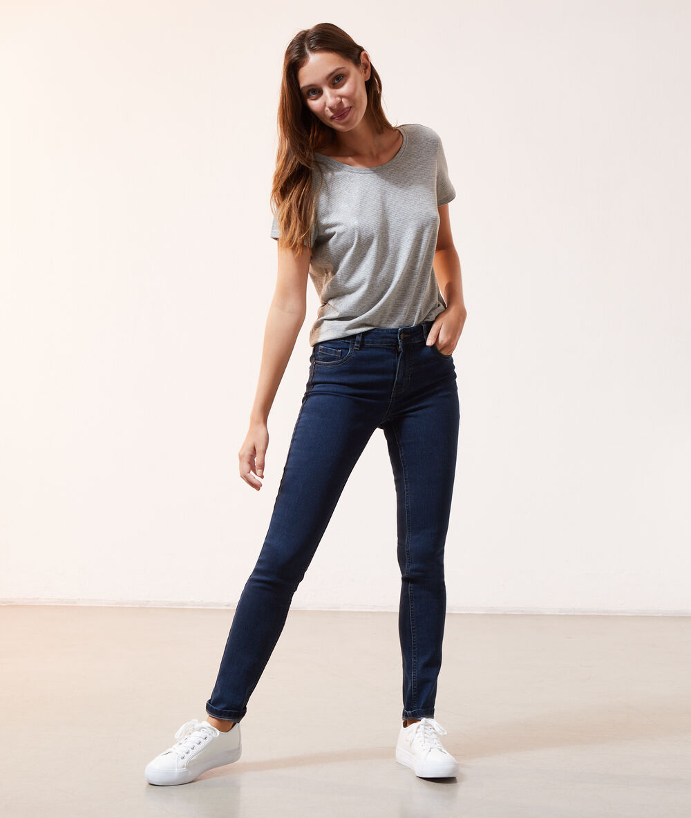Camiseta escote espalda gris jaspeado.